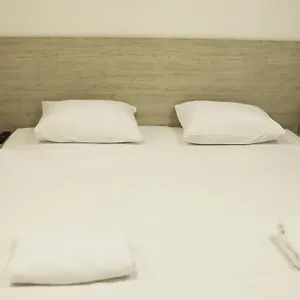 Hotel білий квадрат